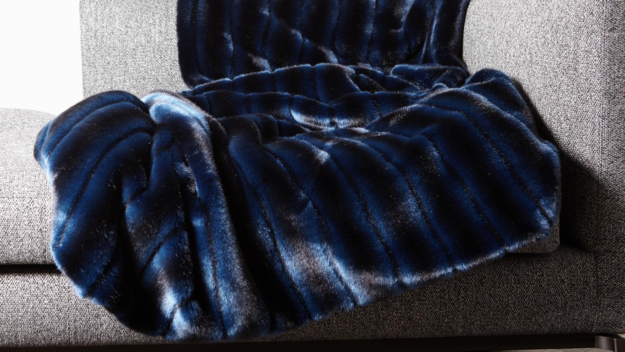 Webpelzdecke Aspen Nerzoptik blau schwarz weich kuschlig schwer extravagant exklusiv elegant