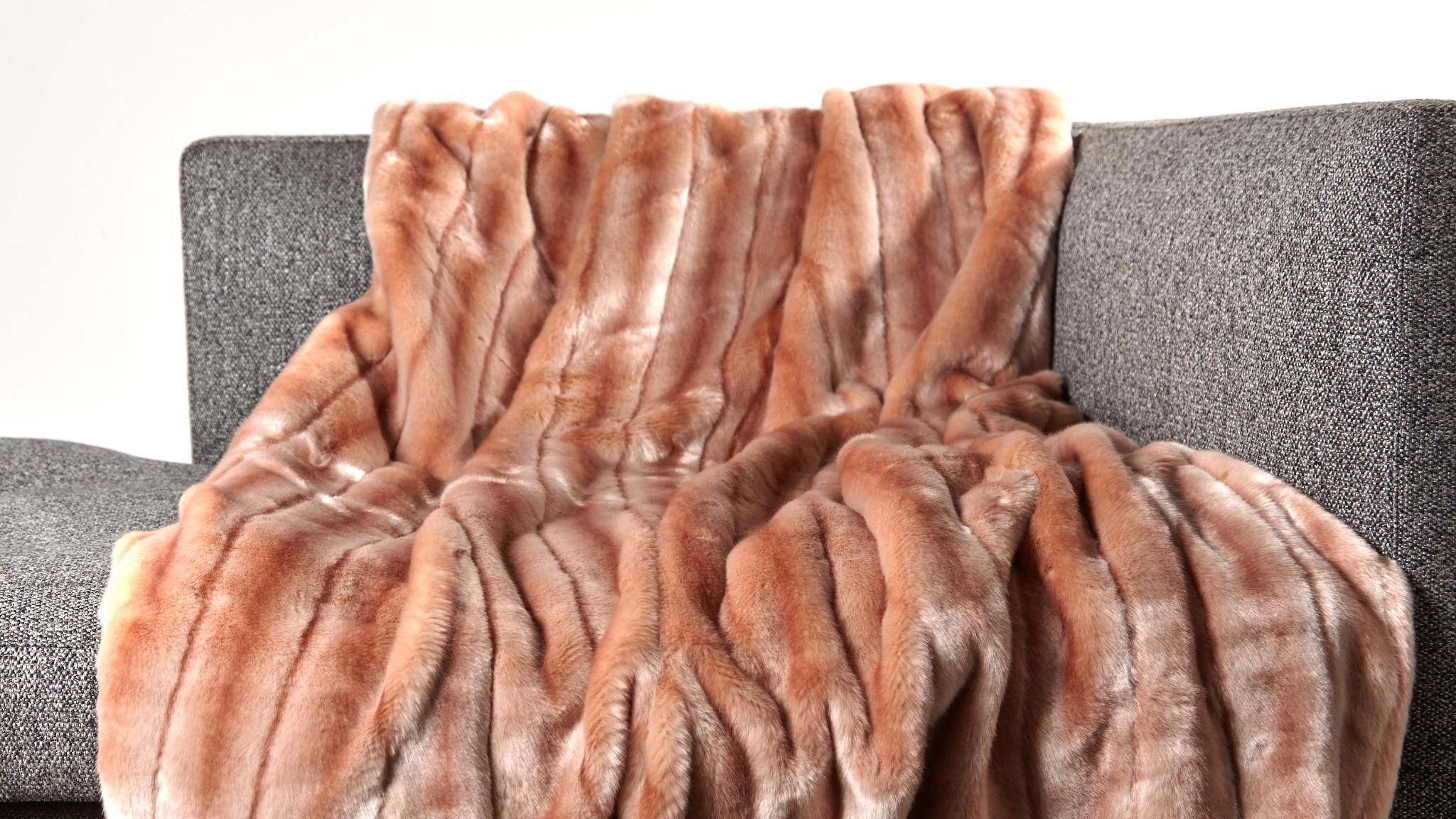 Webpelzdecke Webfelldecke Aspen Nerzoptik extravagnat elegant Lachs Flamingo weich kuschlig warm schwer auf Wohnzimmer Sofa