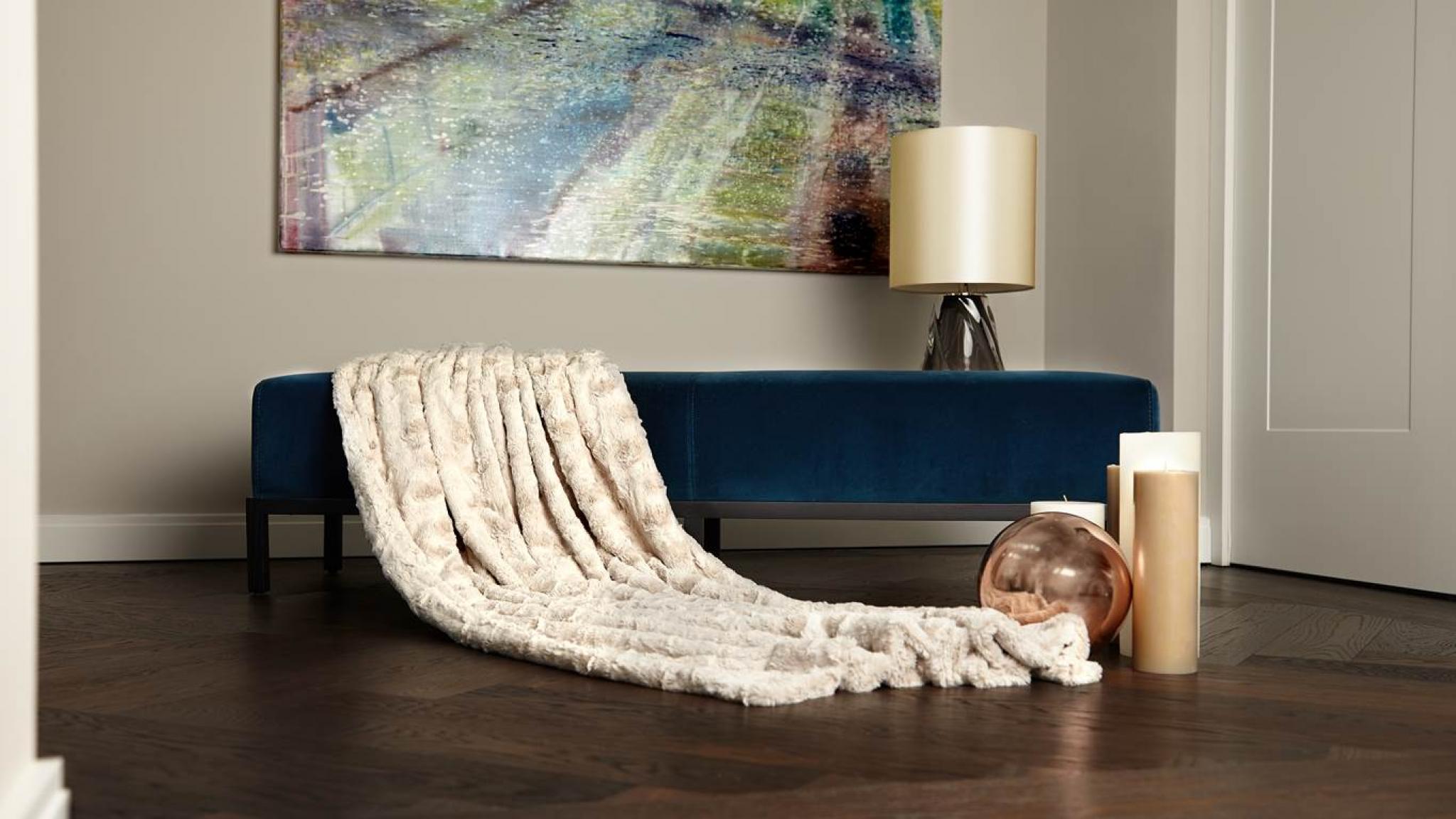 Davos creme Elfenbein herrlich weiche kuschlige elegante hochwertige Webfelldecke Webpelzdecke aus sogenanntem Teddy-Stoff auf petrol Bank Sofa