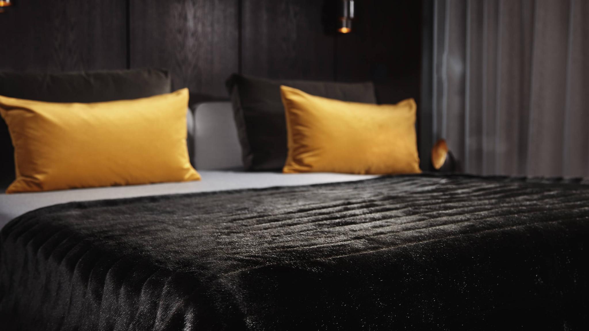 Webpelzdecke Webfelldecke Aspen Nerzoptik schwarz weich und kuschlig elegant als Tagesdecke für das Schlafzimmer