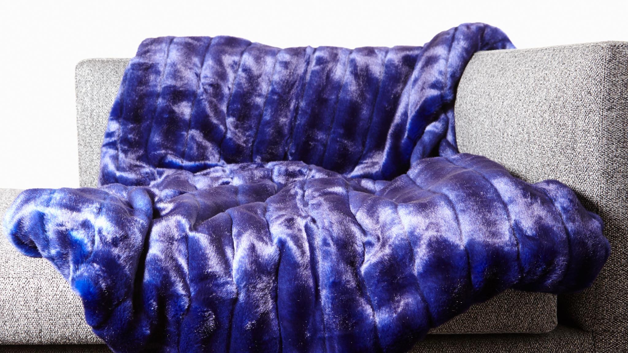Webpelzdecke Webfelldecke Aspen lila schwarz extravagant als Tagesdecke für das Schlafzimmer auf dem Wohnzimmer Sofa