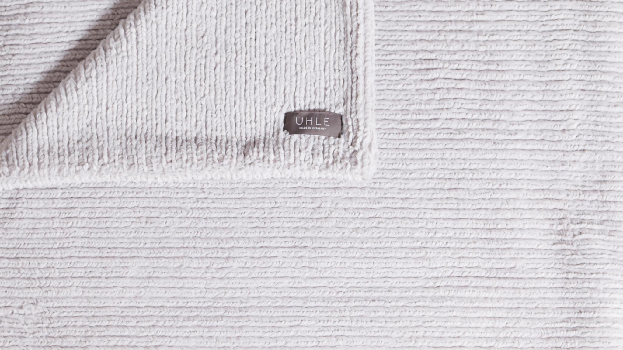 Nahaufnahme schiefer hellgrau herrlich weiche kuschlige Webfelldecke Webpelzdecke in außergewöhnlicher Strickoptik