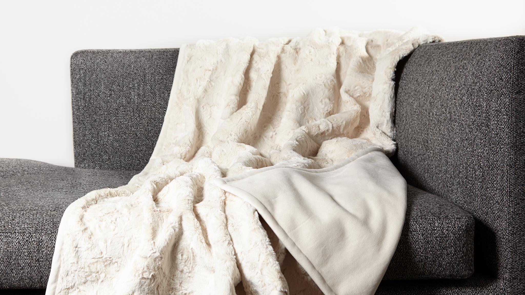 Creme Herrlich weiche kuschlige Webpelzdecke Webfelldecke aus sogenanntem Teddy-Stoff mit Rückseite aus Polarskin auf Wohnzimmer Sofa