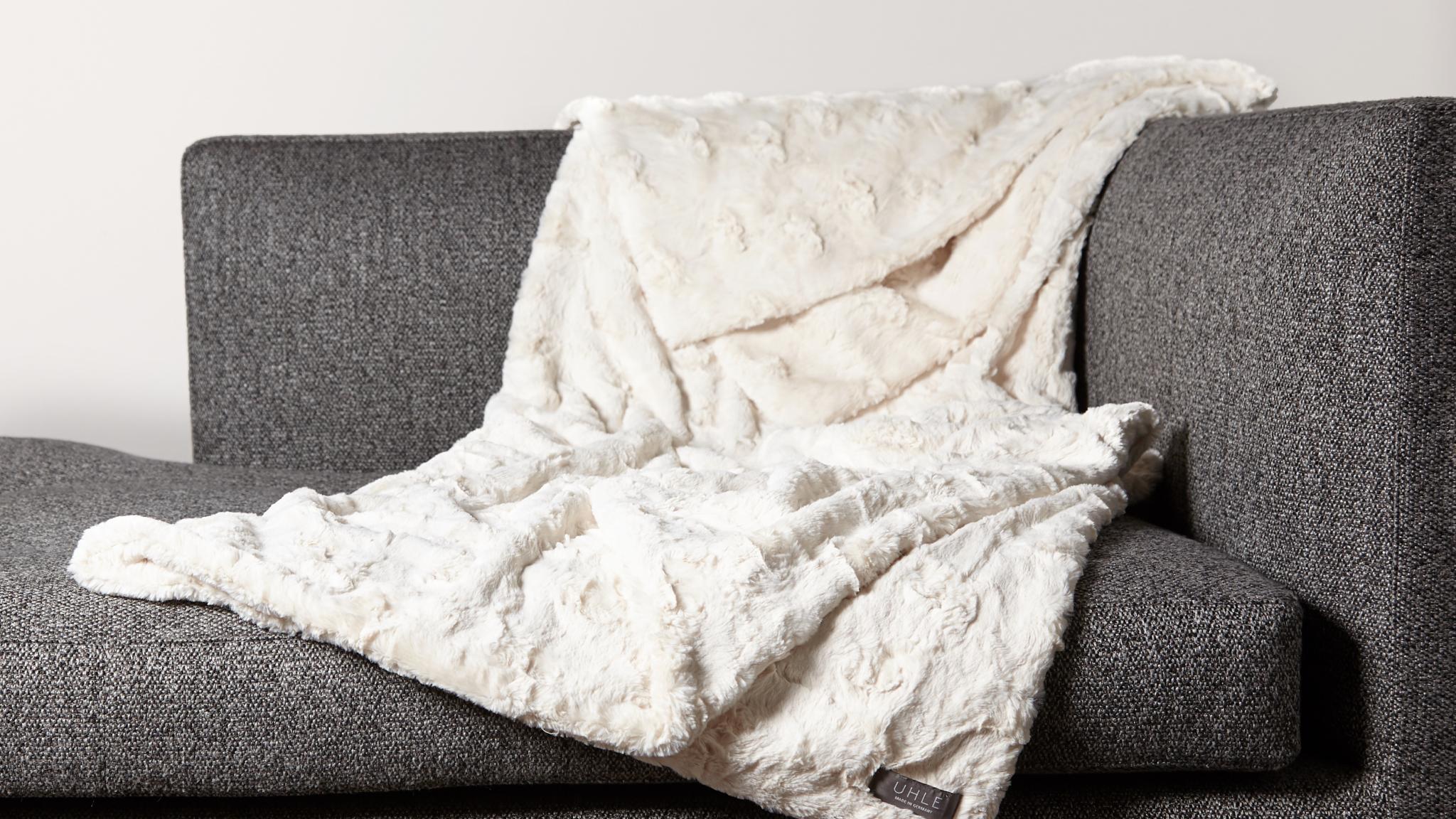 Davos creme Elfenbein herrlich weiche kuschlige Webfelldecke Webpelzdecke aus sogenanntem Teddy-Stoff auf Wohnzimmer Sofa