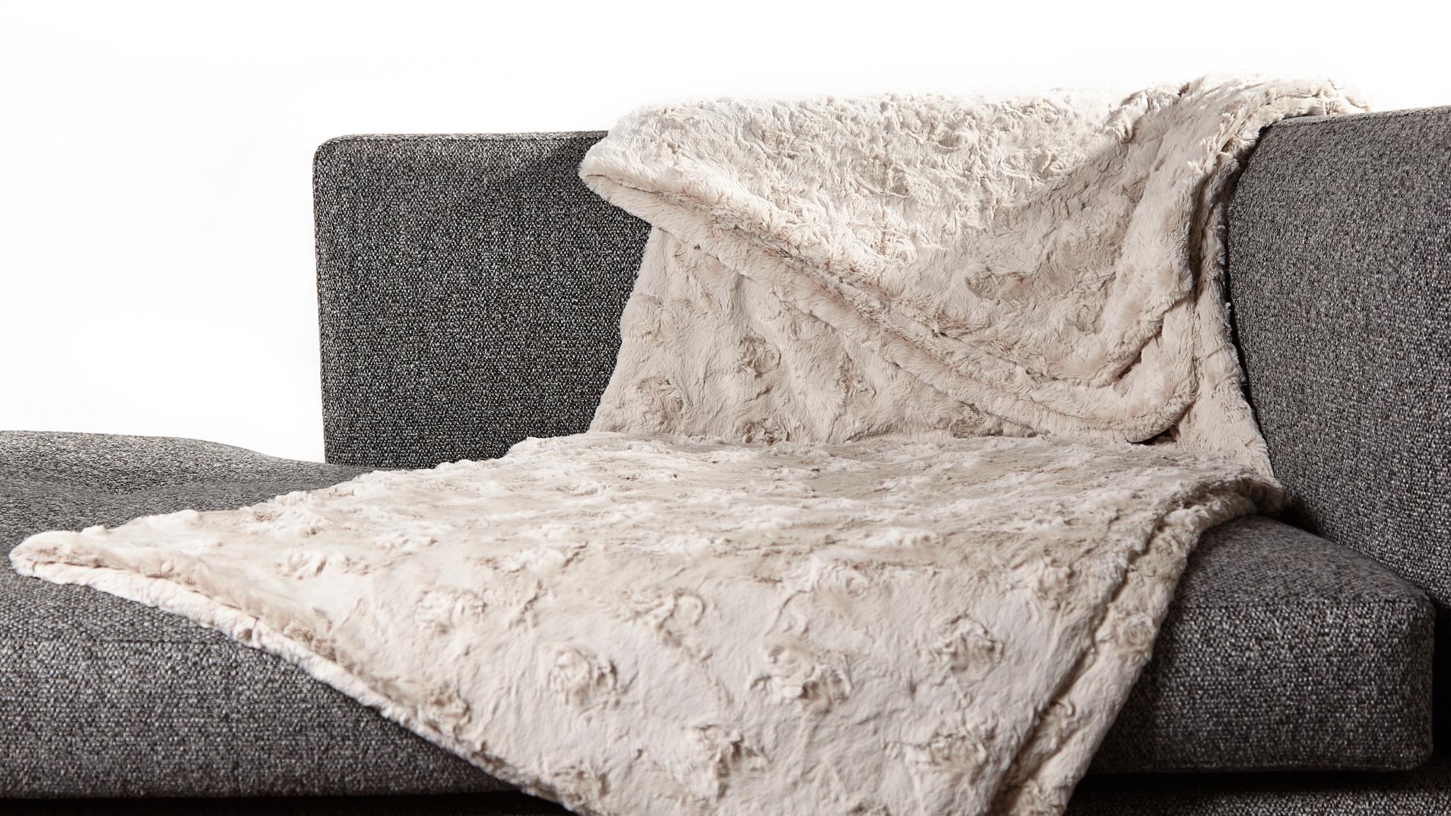 Davos grau hellgrau herrlich weiche kuschlige Webfelldecke Webpelzdecke aus sogenanntem Teddy-Stoff auf Wohnzimmer Sofa