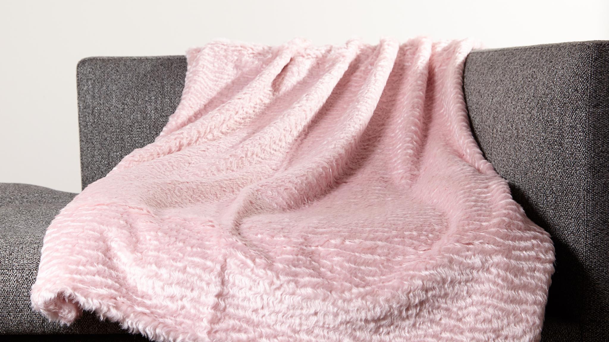 Rosa Webfelldecke aus Mohair der weltberühmten Firma Steiff Rückseite besteht aus italienischer Wolle in rosa