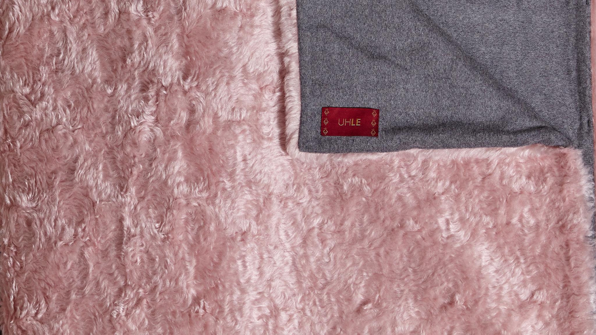 Nahaufnahme rosa grau Webfelldecke Webpelzdecke aus Mohair der weltberühmten Firma Steiff Rückseite besteht aus italienischer Schurwolle Campolmi in grau