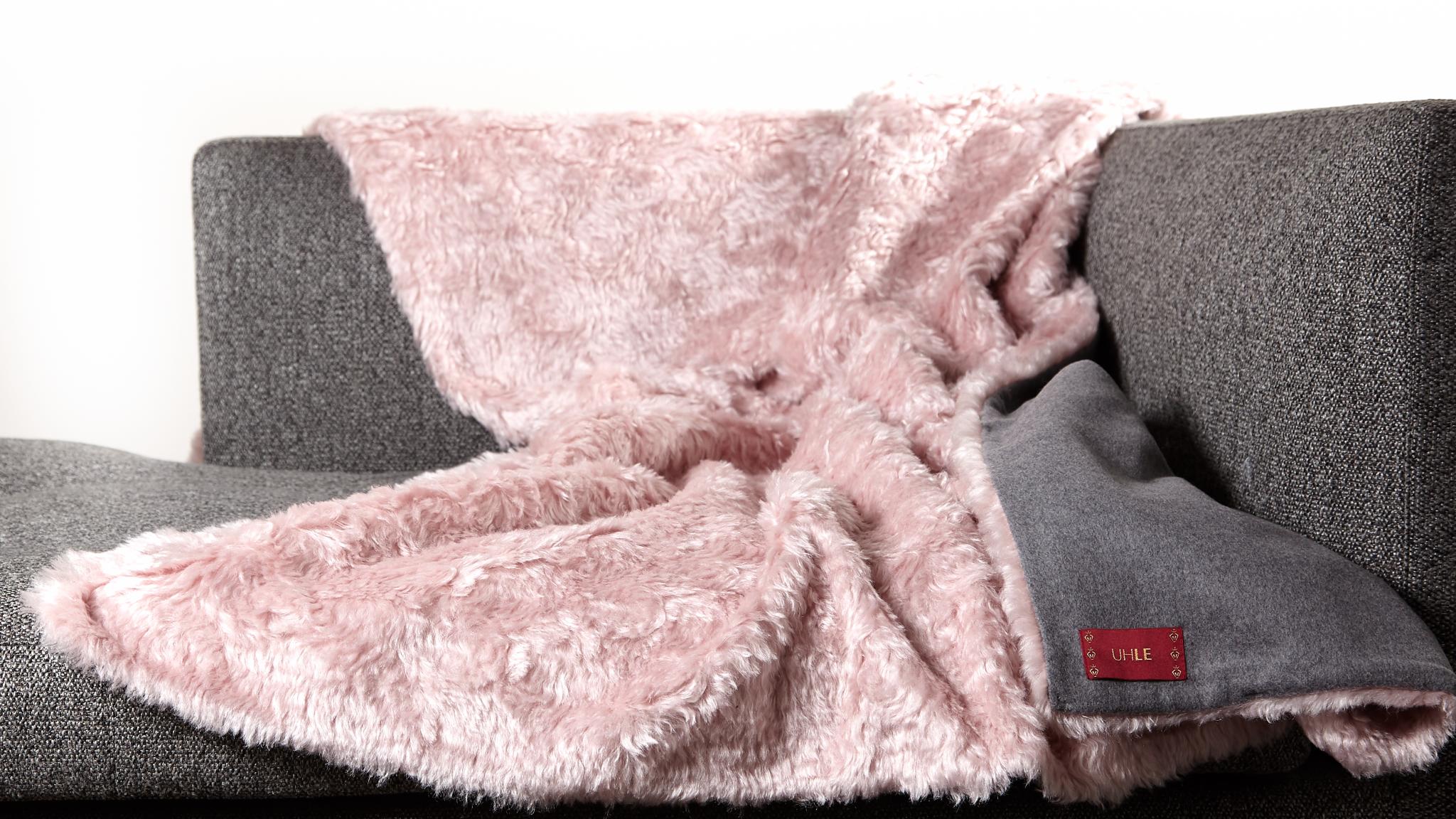 Rosa Grau Webfelldecke aus Mohair der weltberühmten Firma Steiff Rückseite aus weicher italienischer Schurwolle Campolmi in grau