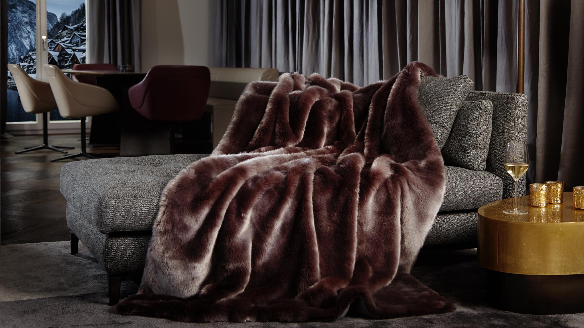 Webpelzdecke Webfelldecke Valluga als exklusive elegante weiche warme schwere Kuscheldecke im Wohnzimmer