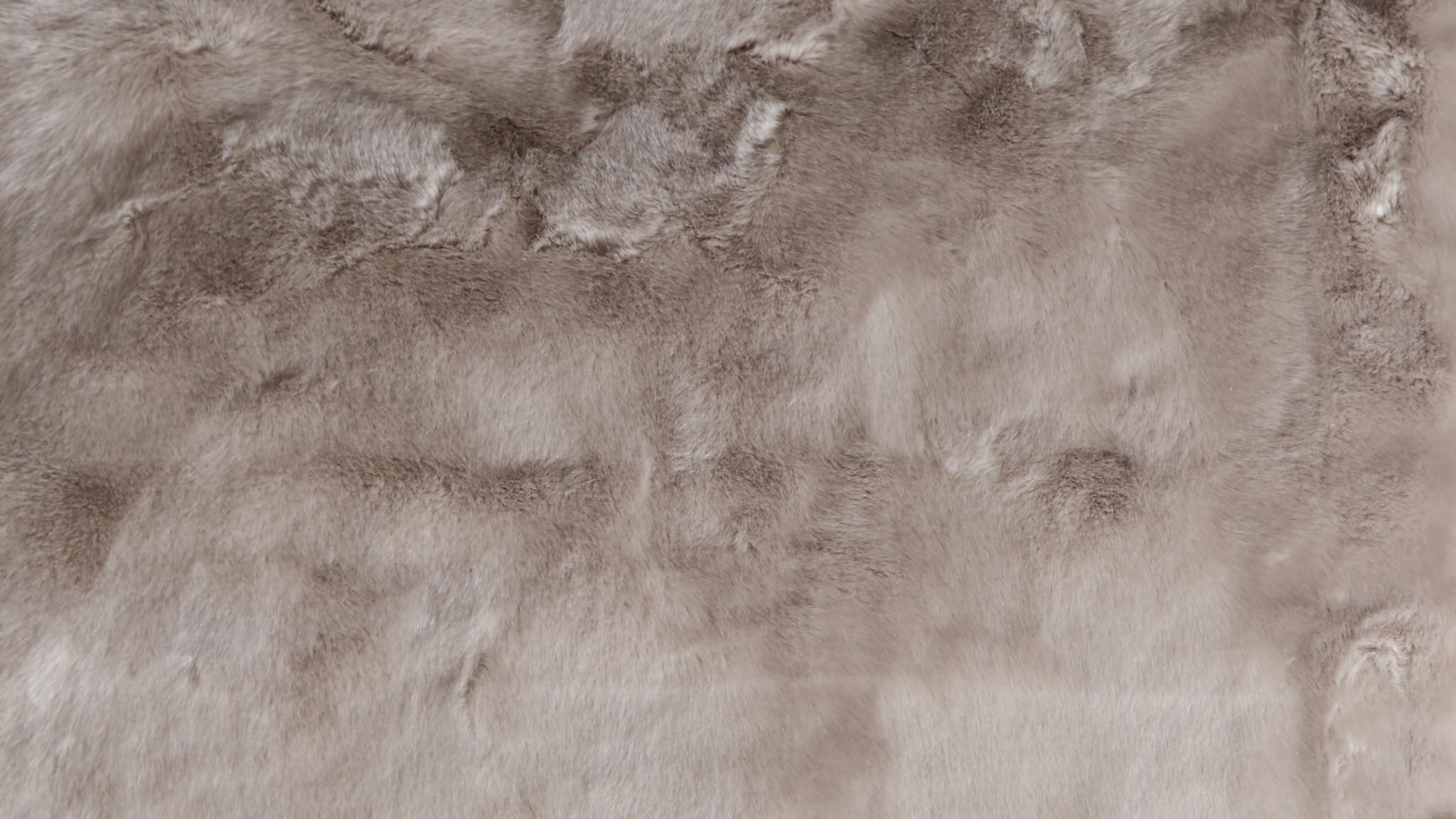 Nahaufnahme Hochflorige Webpelzdecke hellgrau hellbraun beige sehr weich kuschlig warm auf dem Wohnzimmer Sofa mit Fütterung aus hochwertiger hellgrauer Schurwolle