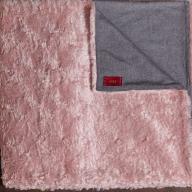 Nahaufnahme rosa grau Webfelldecke Webpelzdecke aus Mohair der weltberühmten Firma Steiff Rückseite besteht aus italienischer Schurwolle Campolmi in grau